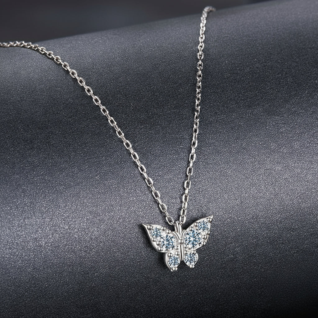 Colar “Borboleta Cravejada” em Prata 925 & Moissanita
