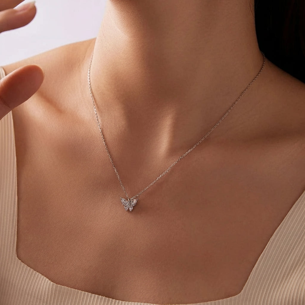 Colar “Borboleta Cravejada” em Prata 925 & Moissanita